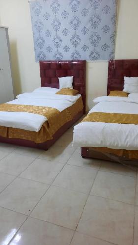 Ένα ή περισσότερα κρεβάτια σε δωμάτιο στο غرف مجهزة سكن وتجارة عرعر رجال فقط