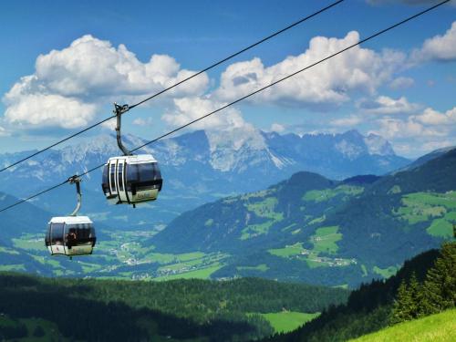Ein allgemeiner Bergblick oder ein Berglick von des Aparthotels aus