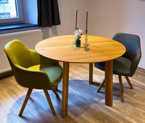 BrücktalにあるBeim Hooch "Traud"の木製テーブル(椅子4脚付)、キャンドル付きテーブル