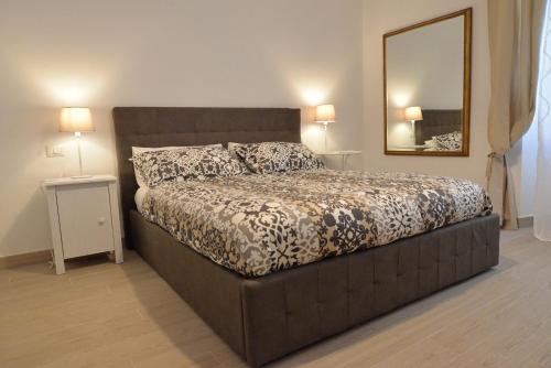 - un grand lit dans une chambre avec un miroir dans l'établissement Casa di Alessandra, à Rome