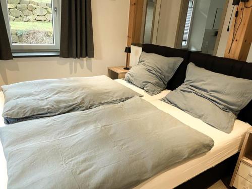 - 2 lits installés l'un à côté de l'autre dans une chambre dans l'établissement Beim Hooch "Marie", à Brücktal