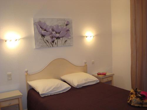 Chambres "Blanches" , bâtiment secondaire hotel la Caravelle, vue jardin tesisinde bir odada yatak veya yataklar