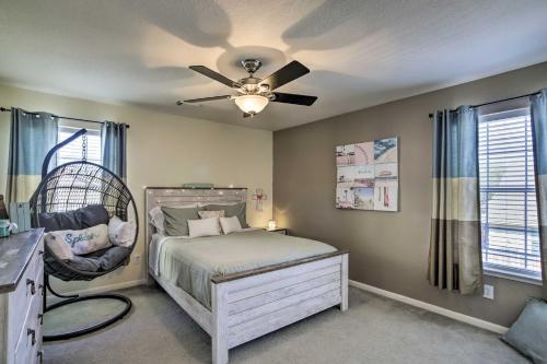 Una cama o camas en una habitación de Luxe Home 30 Miles to Houston with Pool and Grill