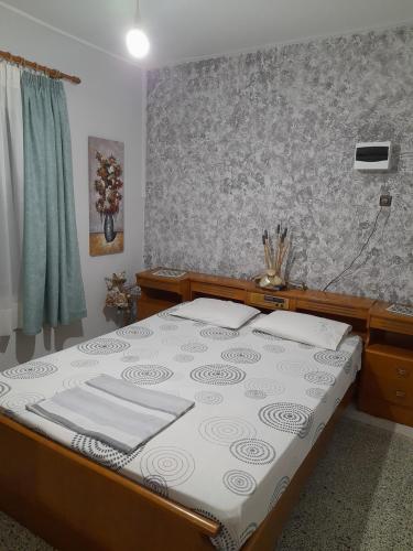 a bedroom with a large bed in a room at Antonioy Apartment in Diáva