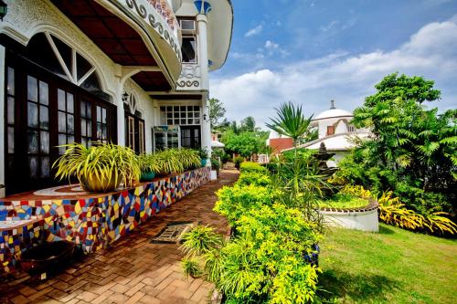 Una casa con plantas a un lado. en Casa de Arte en Boracay