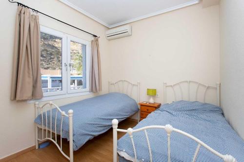 - une chambre avec un lit et une fenêtre dans l'établissement CH Villa Golf Park La Marquesa, à Rojales