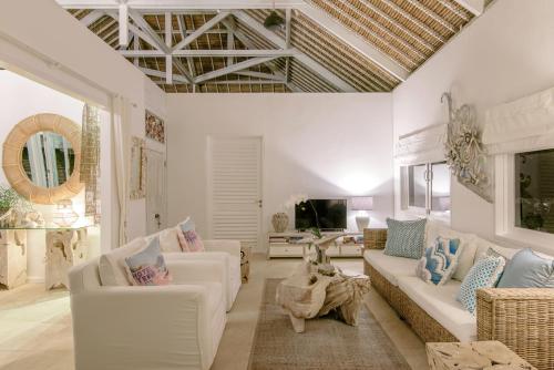 Μια τηλεόραση ή/και κέντρο ψυχαγωγίας στο Driftwood Villas Lembongan