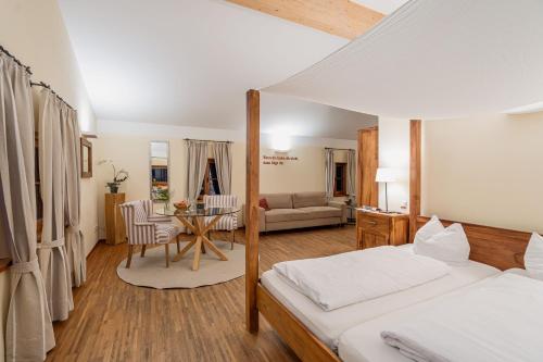 ジムバッハ・アム・インにあるGasthaus Murauerのベッドルーム1室(ベッド2台付)、リビングルームが備わります。
