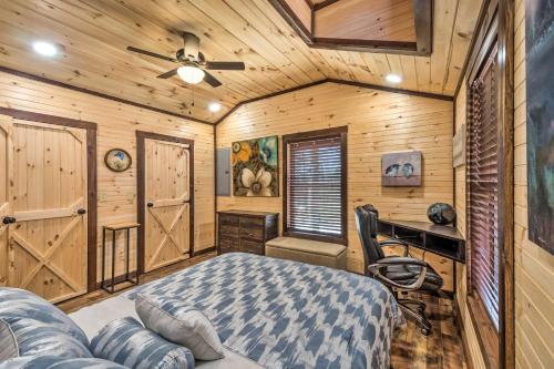 een slaapkamer in een hut met een bed en een bureau bij Somerset Cabin, Close to Lake Access! in Somerset