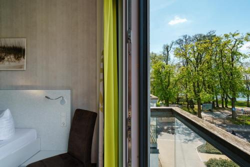 a room with a window with a view of a pool at Radlon Fahrrad-Komfort-Hotel in Waren
