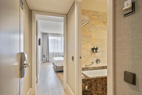 a bathroom with a tub and a toilet and a sink at Acta CITY47 in Barcelona