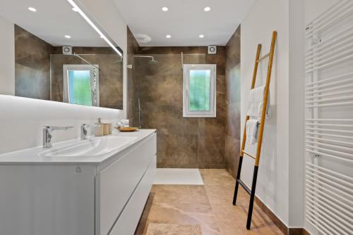 La salle de bains est pourvue d'un lavabo et d'un miroir. dans l'établissement Casa Blanca, à Marbella