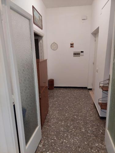 an empty hallway with a door to a room at Casa Gargiulo in Massa Lubrense