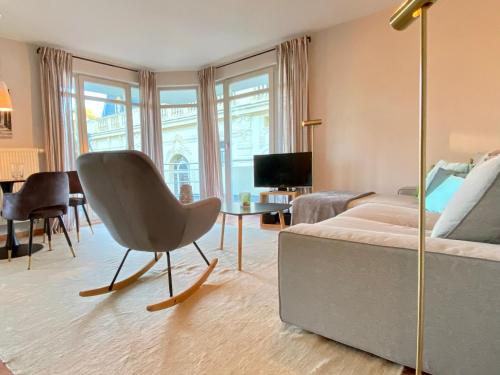 ヘリングスドルフにあるResidenz Bleichröder - Ferienwohnung 16のベッドルーム(ベッド1台、椅子、テレビ付)