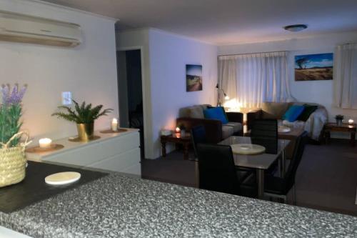 sala de estar con sofá y comedor en 2 Beds 2 Baths Apt In Braddon CBD - Pool, 1 Free Parking, Gym, en Canberra