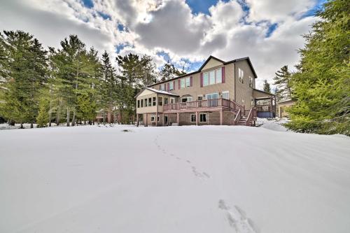 Spacious Lakefront Home with Sunroom and Bar! v zimě