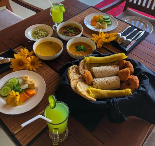 una mesa con un plato de comida en una mesa en Misty Hills Villa Kadugannawa, en Kadugannawa