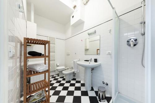 A bathroom at HouSmart Miramonte 3