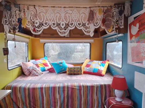 la woodstock في Xertigny: غرفة نوم مع سرير في الجزء الخلفي من سيارة أجرة