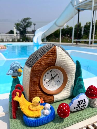 373 pool villaの敷地内または近くにあるプール