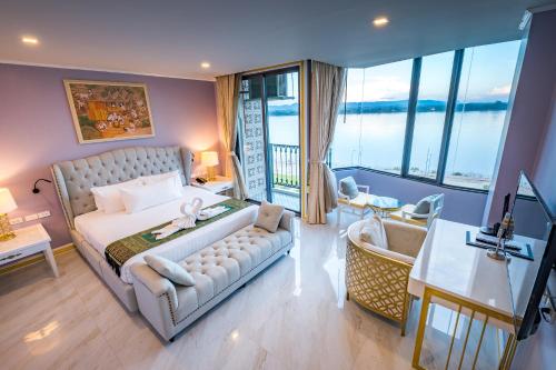 Un pat sau paturi într-o cameră la Mekong Heritage Hotel