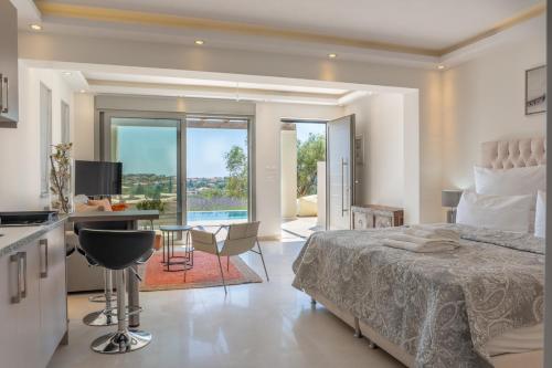 Villas Elini في Perdika: غرفة نوم بها سرير ومكتب ومطبخ