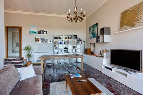 sala de estar con sofá y mesa en Villa Caramino, en Fara Novarese
