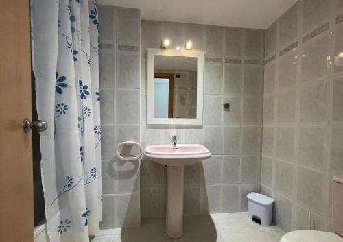 a bathroom with a sink and a mirror at Alpen1 Forner in Peñíscola