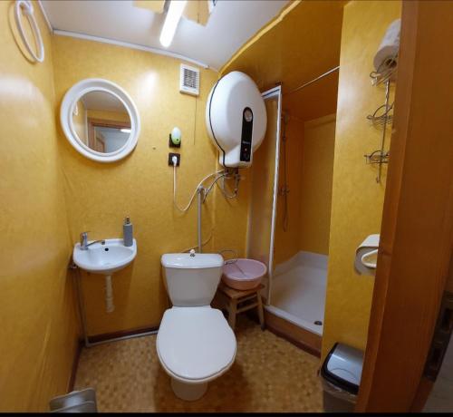 ein Badezimmer mit einem WC, einem Waschbecken und einem Spiegel in der Unterkunft Apartmány Goral Oravice in Vitanová