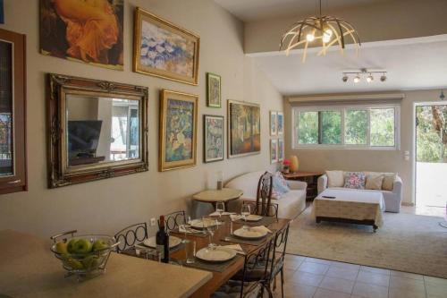 Εστιατόριο ή άλλο μέρος για φαγητό στο Violeta's Seaview Apartment in Rhodes