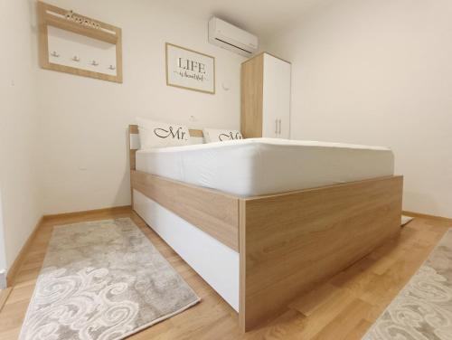 La salle de bains est pourvue d'une baignoire blanche et d'un miroir. dans l'établissement Apartment SUNSET II, à Trebinje