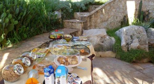 een tafel met eten op een patio bij Pozzillo San Rocco in Arnesano