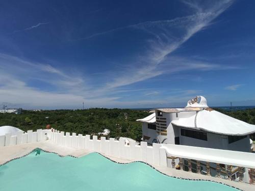 長灘島的住宿－Casa de Arte，一座带白色围栏的游泳池和一座建筑