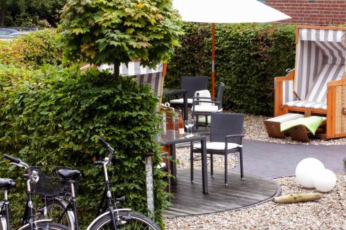 a group of bikes parked next to a table and chairs at Akzent Hotel Dorn in Büsum