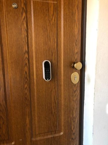 een houten deur met een afstandsbediening erop bij Appartamento con vista panoramica in Campagnatico