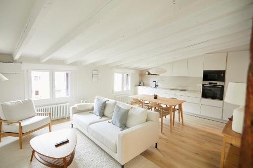 - un salon avec un canapé blanc et une table dans l'établissement Balmoral by Basque Homes, à Saint-Sébastien