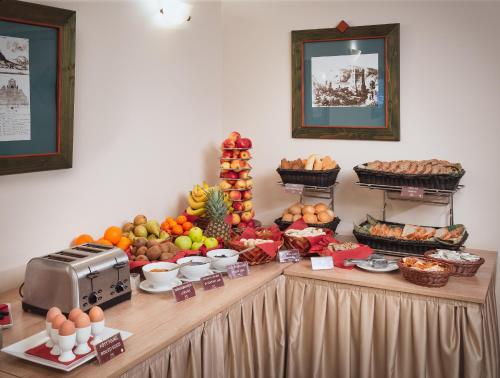 a buffet with fruits and vegetables on a table at Honti Panzió in Visegrád