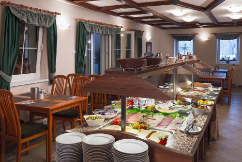 a buffet in a restaurant with a lot of food at Honti Panzió in Visegrád