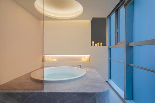 Habitación con baño con bañera grande. en Somerset Future Center Wuhan en Wuhan