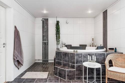 ein Badezimmer mit einer Badewanne und einem Waschbecken in der Unterkunft Gästezimmer in Yggenäs Ekshärad in Ekshärad