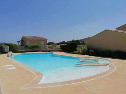 - une grande piscine dans une cour avec une maison dans l'établissement Appartement Mas de la Mer, 5mn plage, piscine, à Saint-Aygulf
