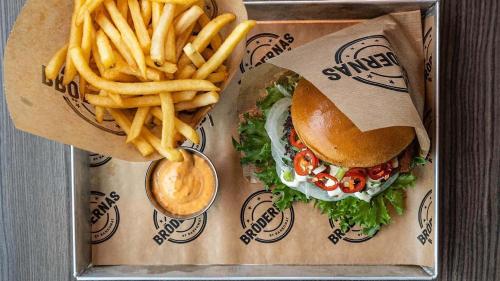 un panier-repas avec un sandwich et des frites dans l'établissement Åre Torg Hotell, à Åre