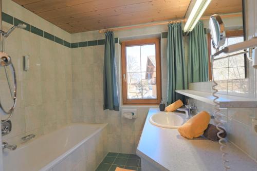 y baño con bañera, lavamanos y bañera. en Ausserwieserhof en Neustift im Stubaital