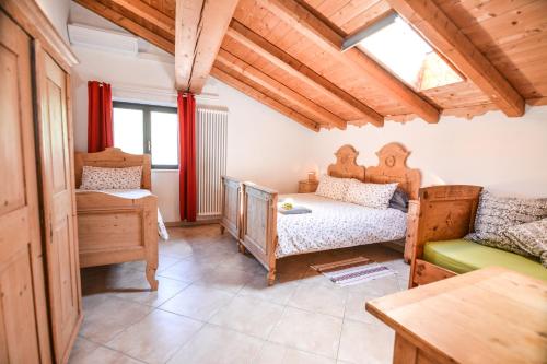 レーヴィコ・テルメにあるAgritur Airone Bed & Campingのベッドルーム1室(ベッド1台、椅子、テーブル付)