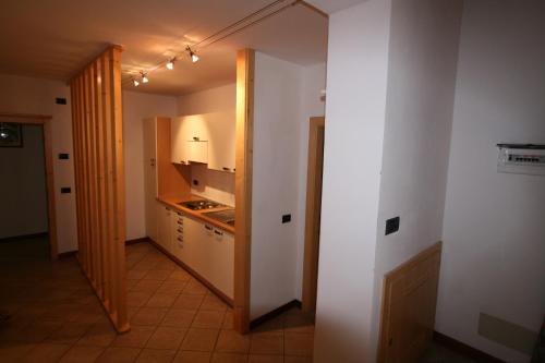um quarto com uma cozinha e um corredor em Casa Nembia em San Lorenzo in Banale