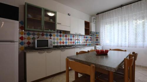 Kuchyň nebo kuchyňský kout v ubytování Residence La Pigna