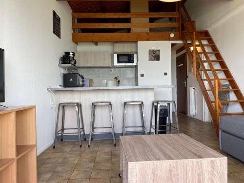 een keuken met een aanrecht en krukken in een kamer bij Appartement La Rochelle, 1 pièce, 4 personnes - FR-1-246-582 in La Rochelle
