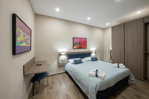 una camera da letto con un letto e asciugamani di Famalu apartments a Napoli