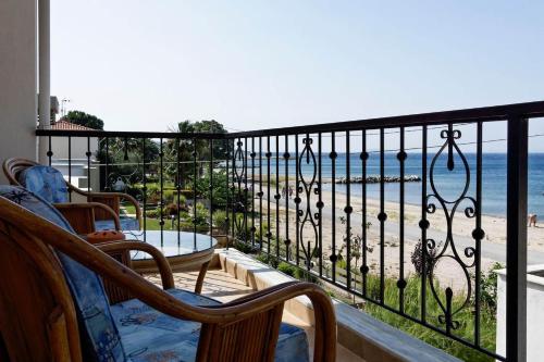 Lemon Beach Front Apartment, Nikiti