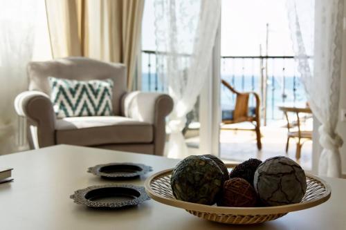 - un bol d'artichauts sur une table dans le salon dans l'établissement Lemon Beach Front Apartment, Nikiti, à Nikiti